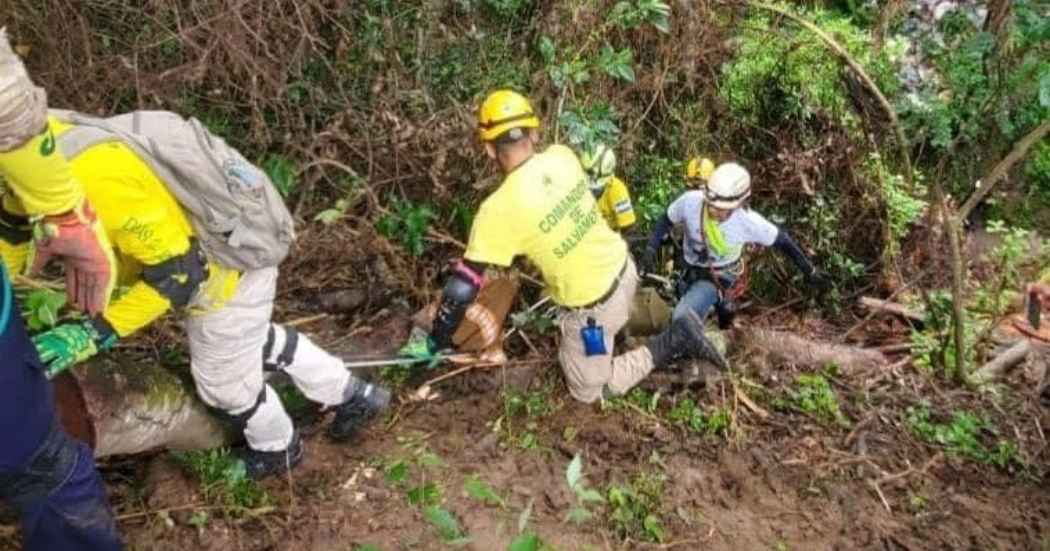 Autoridades rescatan el cuerpo de una mujer en Ilopango.