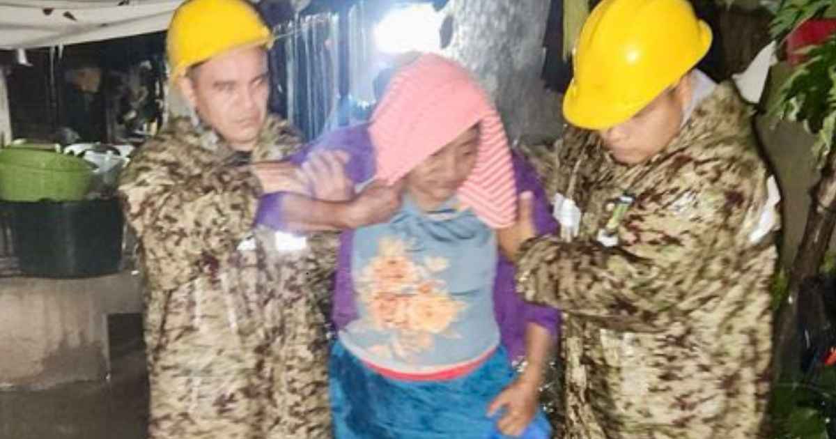 Evacuaron a familias por inundación.