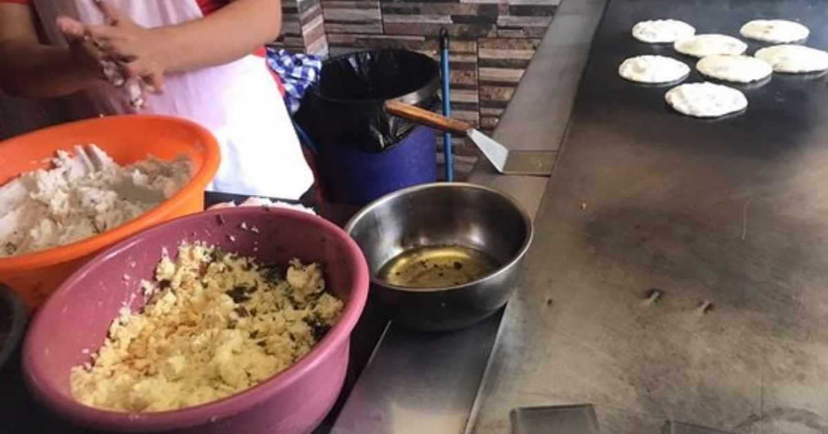 En la imagen se muestra una plancha de Pupusas
