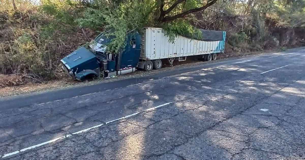 Foto de una rastra accidentada en Pasaquina
