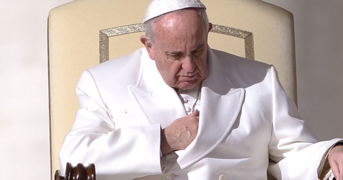El Papa Francisco nuevamente es conectado a un ventilador.
