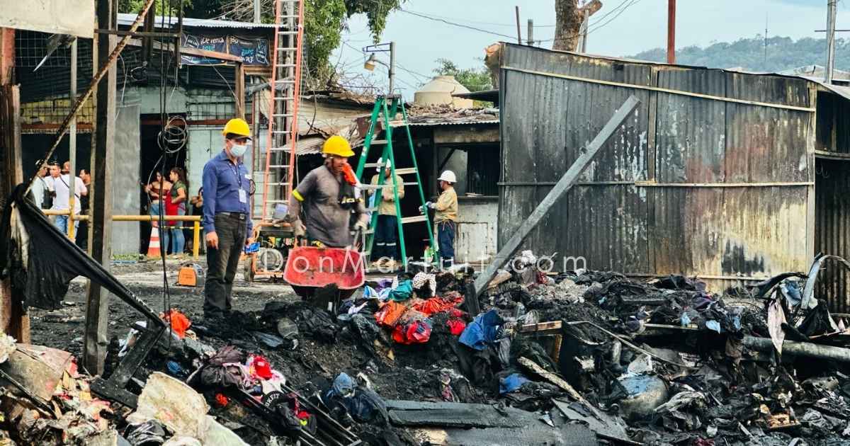 Incendio Consume Locales Comerciales en Santa Tecla.