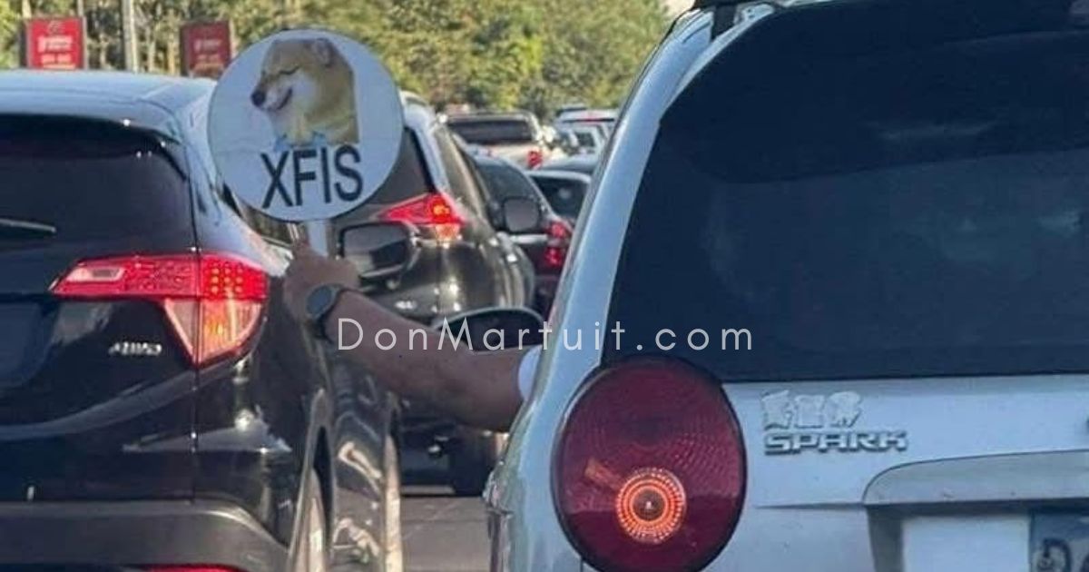 Salvadoreño se vuelve viral por rótulo, para pedir el paso.