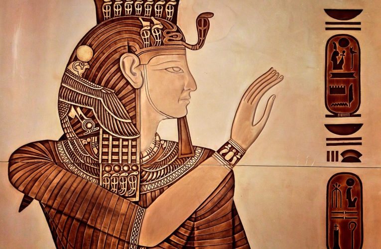 Influencer asegura haber sido Cleopatra en una vida anterior.