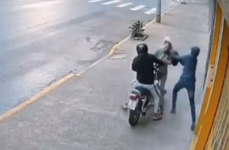 Una mujer se defiende de ladrones y sale victoriosa