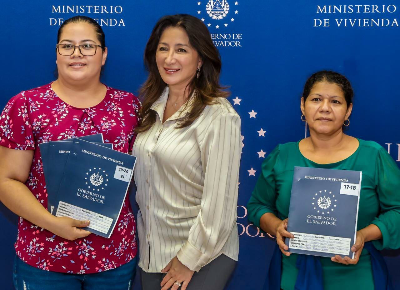 Ministra de vivienda entrega escrituras a familias de 34 lotificaciones.