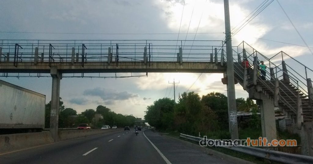 ¿Podrían multarte por no usar una pasarela en El Salvador? Esto es lo que debes saber