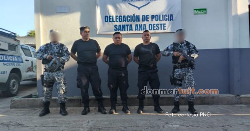 Tres policías pertenecientes a la División Antinarcóticos fueron capturados por el delito de cohecho.