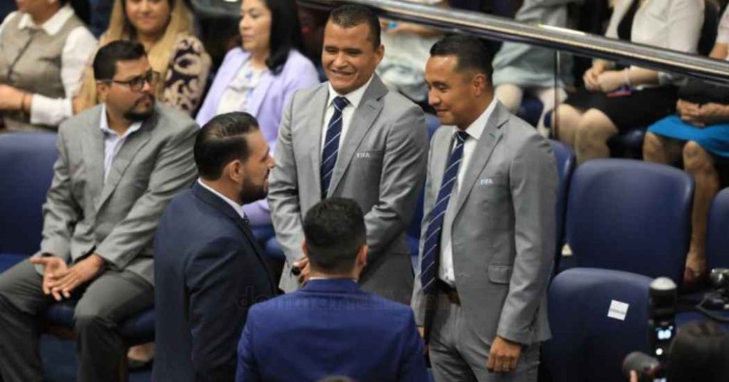 Asamblea Legislativa reconoce a los árbitros salvadoreños Iván Barton y David Morán