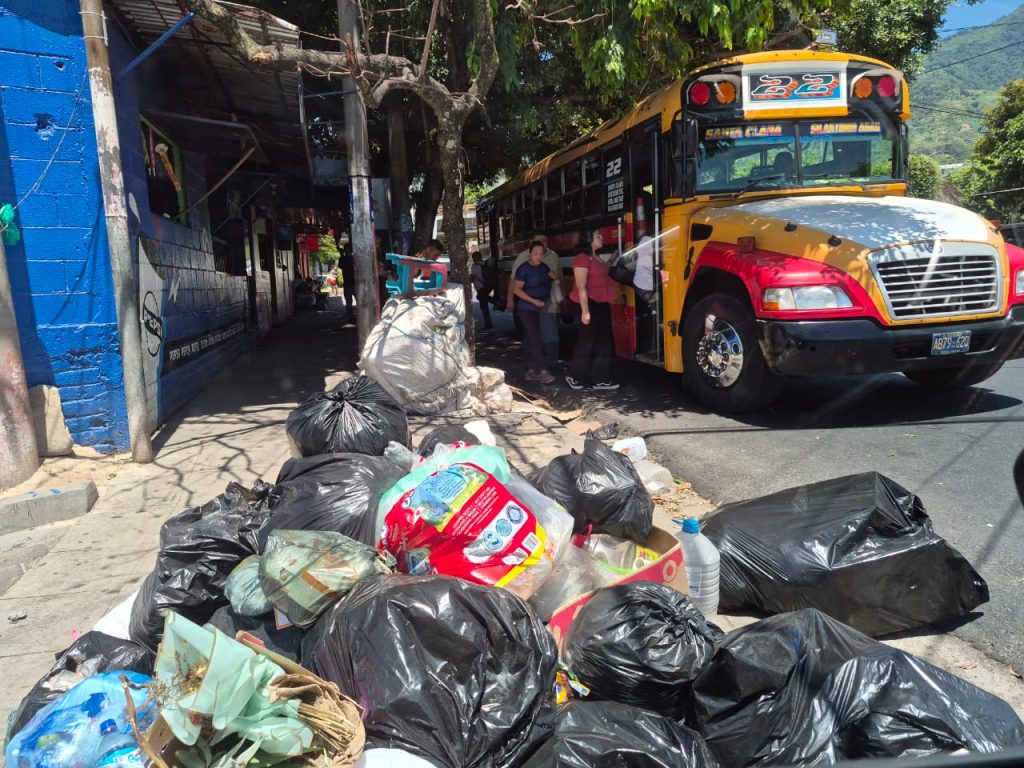 DENUNCIAN BOTADERO DE BASURA EN PARADA DE BUSES