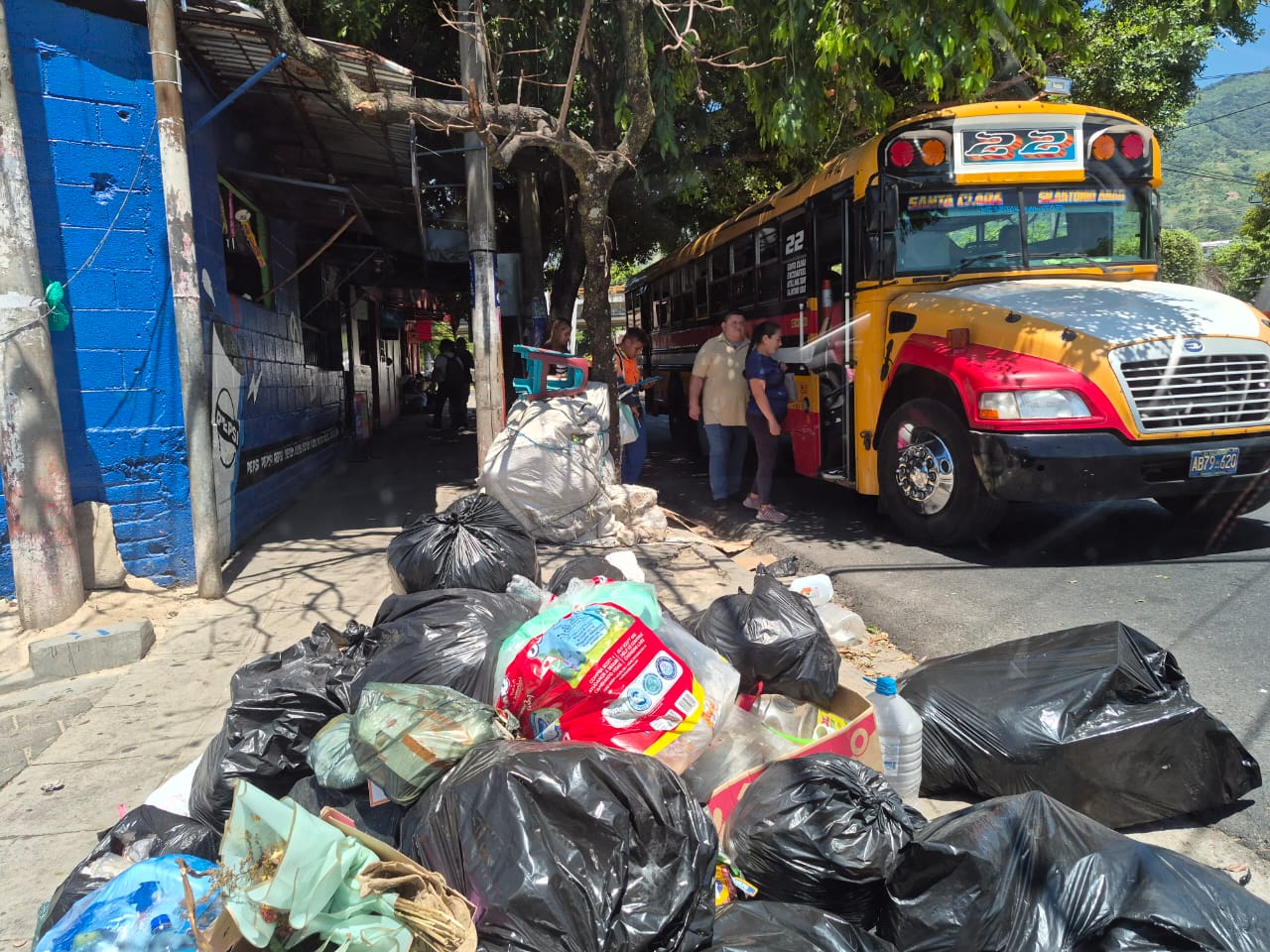 DENUNCIAN BOTADERO DE BASURA EN PARADA DE BUSES