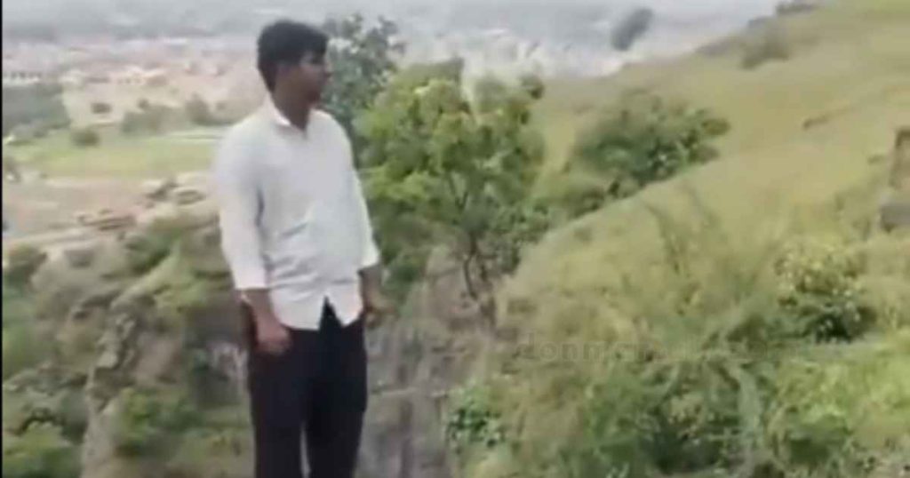 Una discusión familiar por la compra de un teléfono celular terminó en una tragedia en Maharashtra, India. Un joven de 18 años amenazó con lanzarse desde una montaña y sus padres acudieron para intentar detenerlo. Durante el intento, el padre cayó junto al hijo. La madre, al presenciar la escena, también cayó. Los tres murieron.