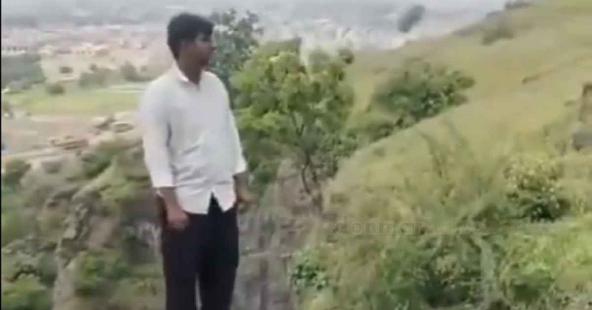 Una discusión familiar por la compra de un teléfono celular terminó en una tragedia en Maharashtra, India. Un joven de 18 años amenazó con lanzarse desde una montaña y sus padres acudieron para intentar detenerlo. Durante el intento, el padre cayó junto al hijo. La madre, al presenciar la escena, también cayó. Los tres murieron.