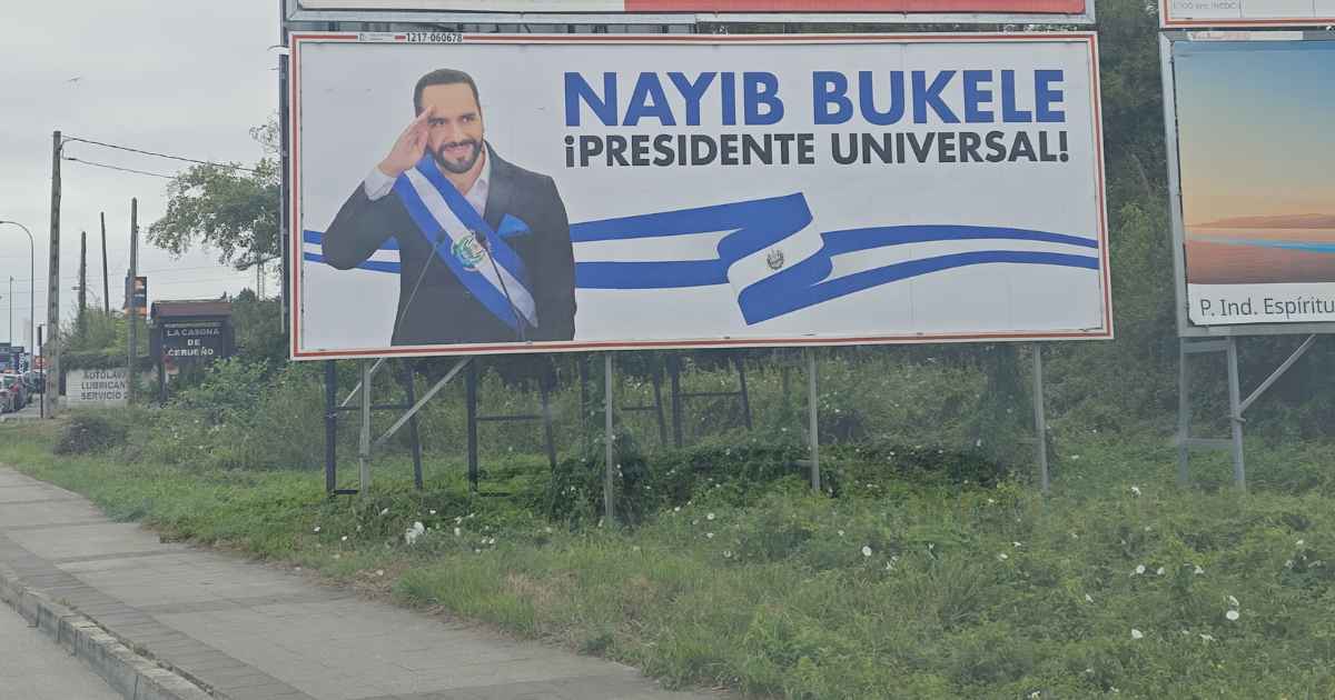 Empresario español coloca cinco vallas con la imagen de Nayib Bukele cerca de Oviedo