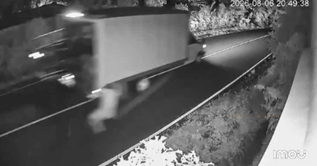 Video: Un hombre cae de un camión en marcha y el vehículo termina estrellándose contra un paredón en Sonsonate