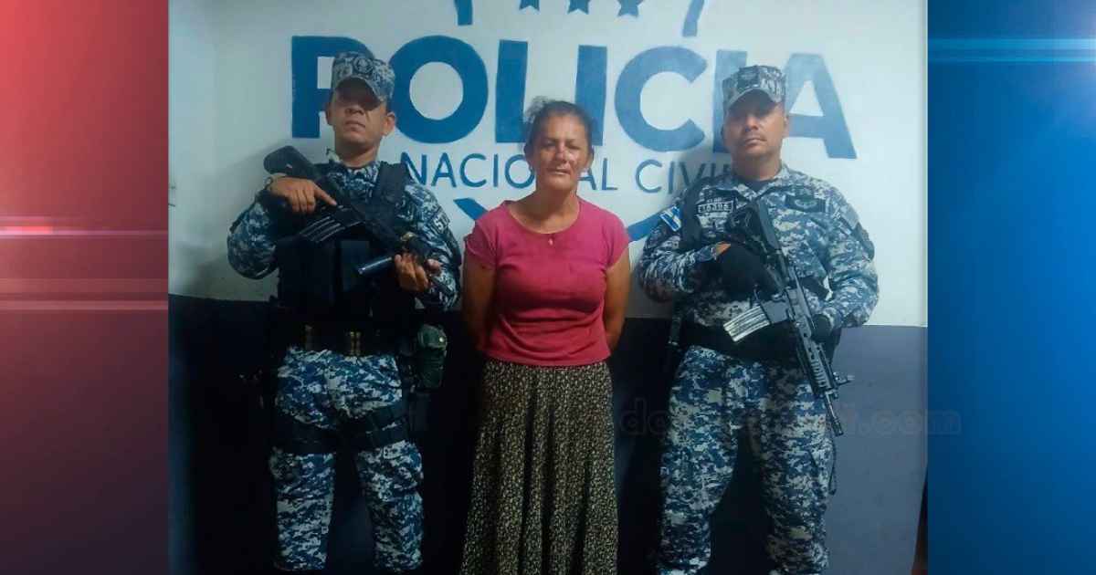 Mujer es capturada tras presuntamente atacar con un corvo a su compañero de vida en Ciudad Arce