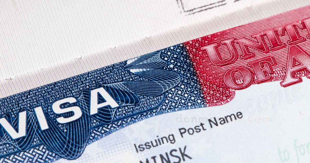 Proponen tarifa de más de $100,000 para visas H-1B en Estados Unidos