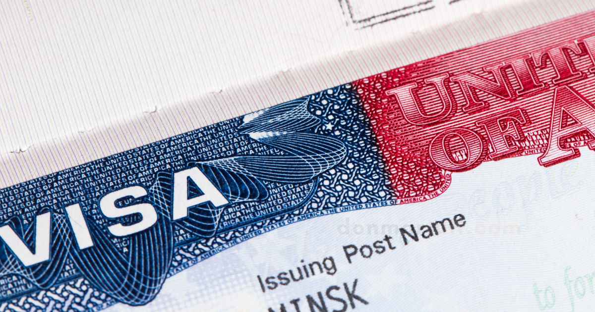 Proponen tarifa de más de $100,000 para visas H-1B en Estados Unidos