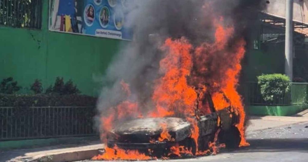 Vehículo se incendia en San Rafael, Chalatenango