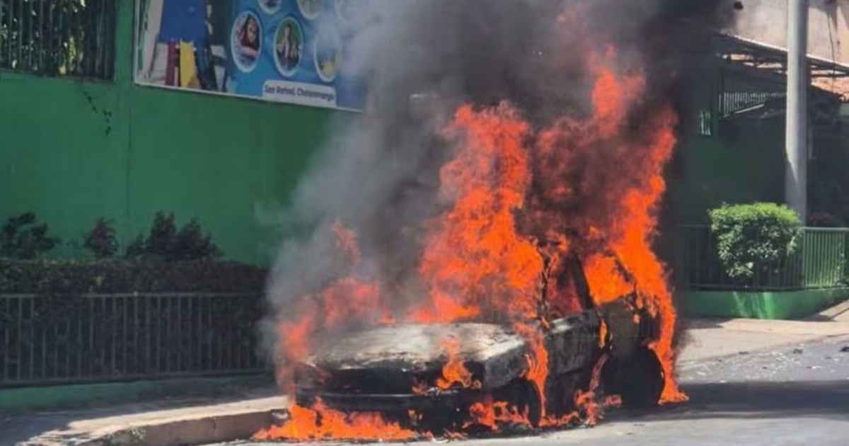 Vehículo se incendia en San Rafael, Chalatenango
