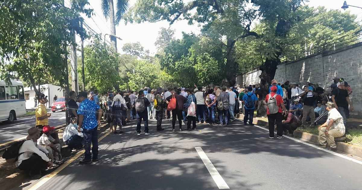 Veteranos y excombatientes marchan hacia Casa Presidencial para pedir revisión de fondos del INABVE