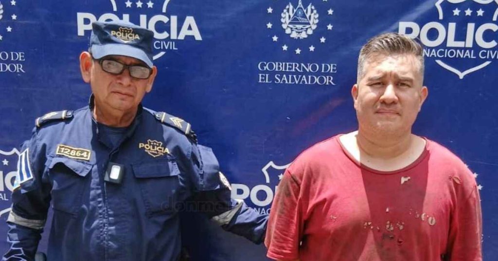El conductor del autobús de la ruta 208, Edwin Yovani Mejía, de 38 años, fue detenido luego de verse involucrado en un accidente de tránsito que dejó como resultado la muerte de una pareja de adultos mayores.
