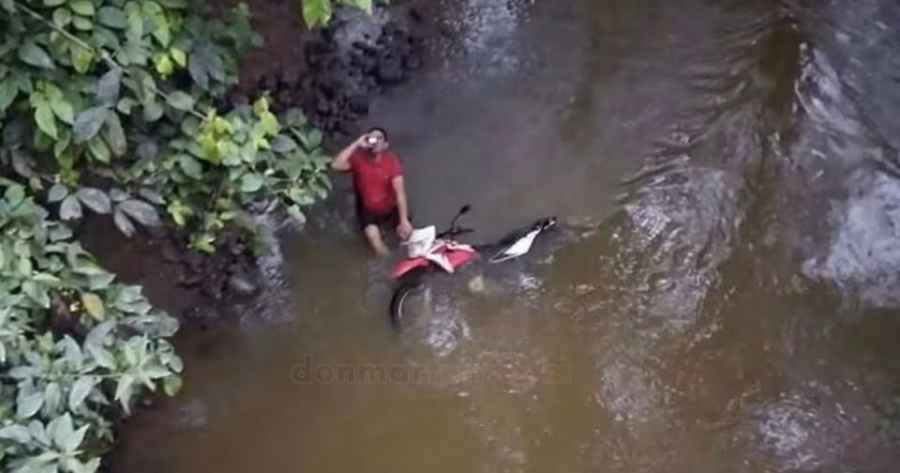Motociclista cae a un río y sorprende a vecinos en Costa Rica