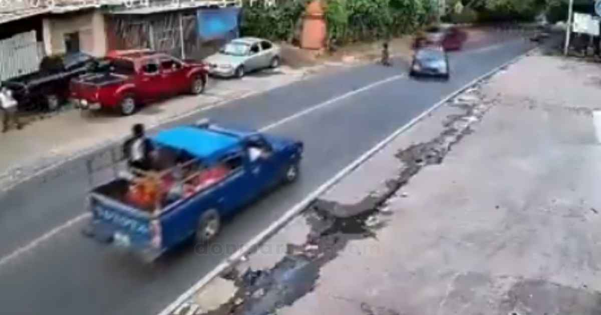 PEATÓN SE SALVA DE SER ATROPELLADO TRAS CRUZAR REPENTINAMENTE EN CIUDAD ARCE