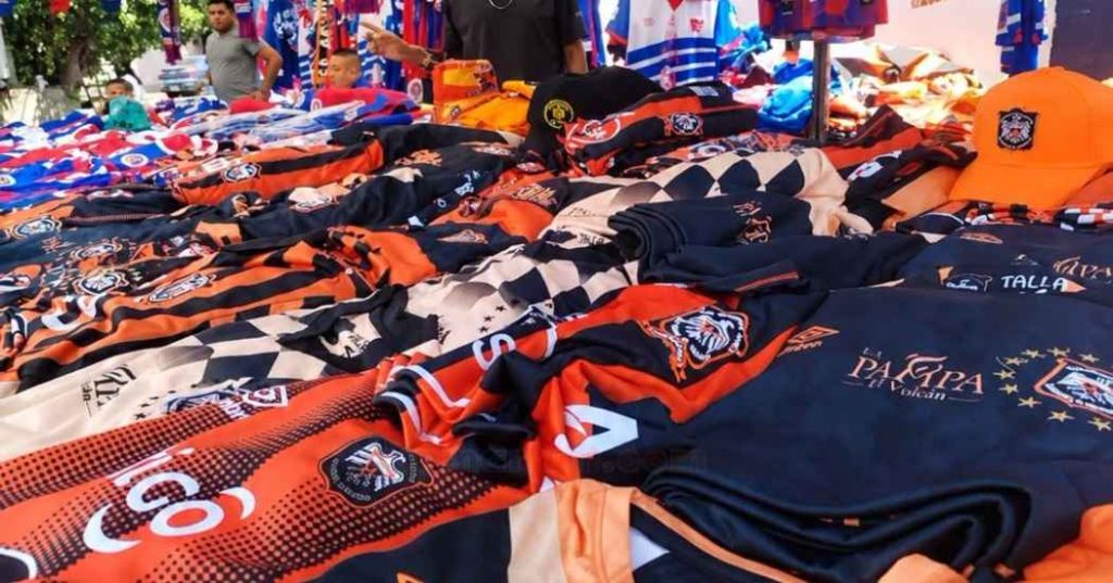 Primera División advierte sobre sanciones por comercializar productos con marcas de clubes sin autorización