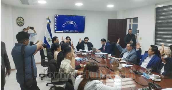 Hacienda solicita autorización para transferir 50 camiones de la DOM a Constructora El Salvador