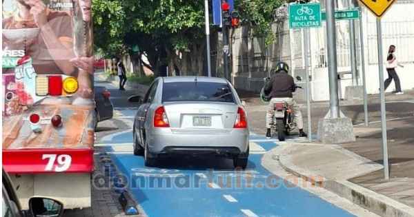 Sancionan a conductor por circular sobre ciclovía en el Centro Histórico