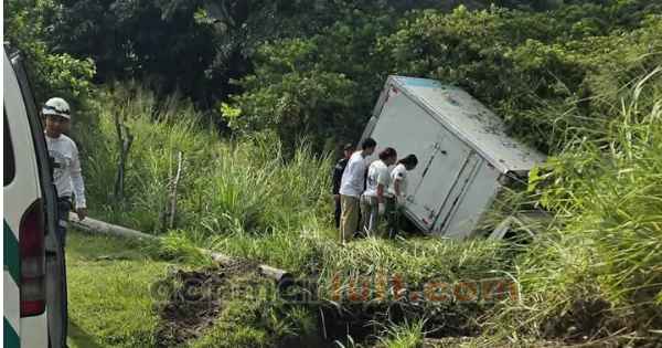 camion cae al barranco en la panamericana